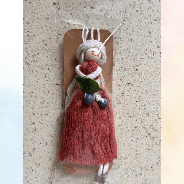 Handgefertigte Makramee-Puppe „Waldfee mit Beeren“