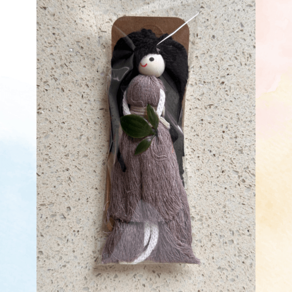 Handgefertigte Makramee-Puppe „Waldfee mit Blättern“