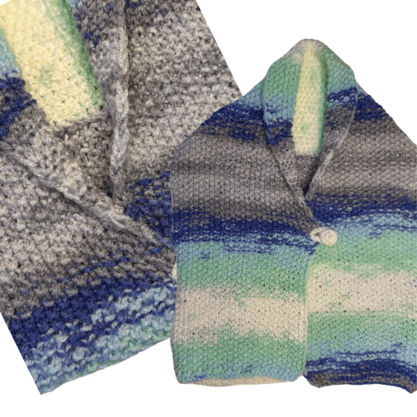 Baby-Strickweste – Blau & Grün mit Knopfverschluss